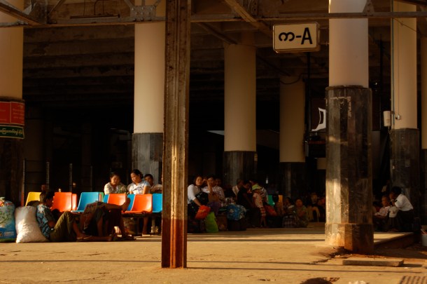 Auf Verspätungen eingestellt: Wartende am Bahnhof Mandalay