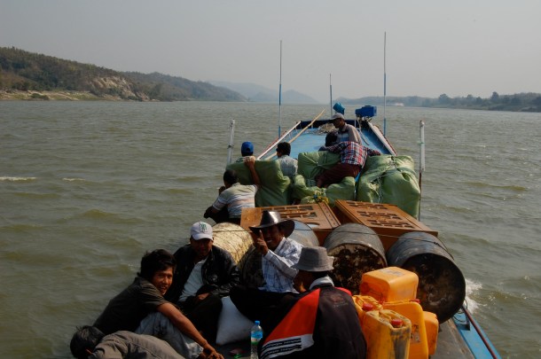 Auch Schränke finden auf dem Boot Platz, wenn es sein muss. Mehr Transportmittel als Urlaubsdampfer.